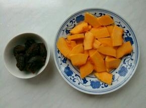 南瓜洗净去皮去瓤，切成薄片。红豆沙称出90g。