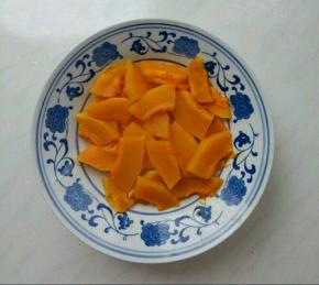 南瓜盘盖上保鲜膜，微波高火加热，4分钟。