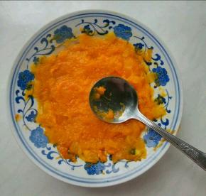 用勺子背儿碾成泥儿。