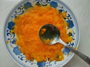 用勺子背儿碾成泥儿。