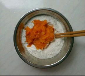 将南瓜泥加入糯米粉中。