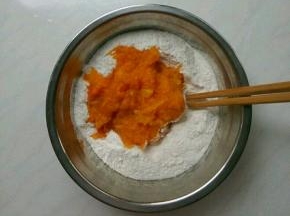 将南瓜泥加入糯米粉中。