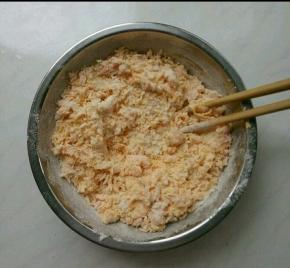 用筷子搅成絮状。