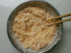 用筷子搅成絮状。