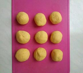 面团分成9份，每个约35g。