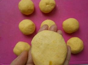 收口收紧，按扁。