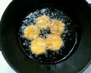 热锅7成热油，下饼胚。俩面炸变色，捞出控油。