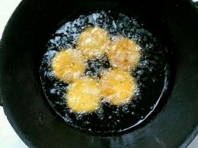 热锅7成热油，下饼胚。俩面炸变色，捞出控油。