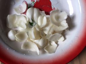 先将百合掰开洗净