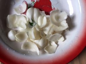 先将百合掰开洗净