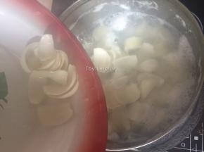 山药煮开后加入百合