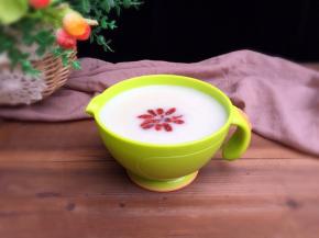 放上泡好的枸杞装饰即可食用

温热细腻柔滑的口感，清甜可口，好吃～