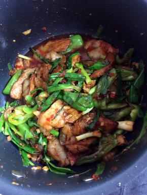 起锅前加入适量的味精翻炒均匀即可！