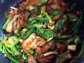 起锅前加入适量的味精翻炒均匀即可！