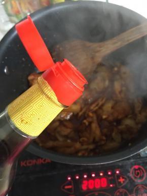 放入几滴红烧酱油翻炒均匀！