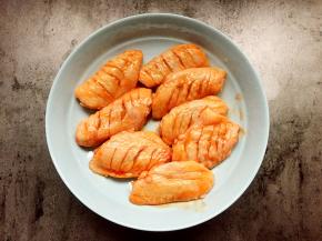 将腌制好的鸡翅放入盘底稍厚的盘子里。