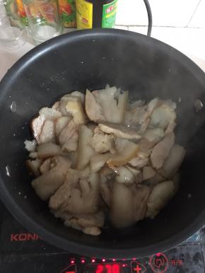 锅烧热放入熟猪肉中火煸炒至微黄！