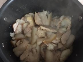 锅烧热放入熟猪肉中火煸炒至微黄！