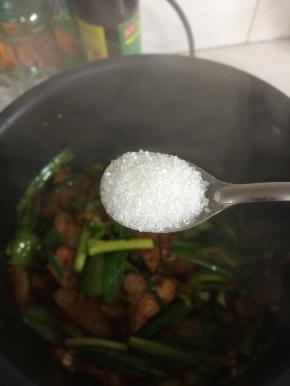 加入一小勺糖调味！(只是一点点糖，起到提味儿的作用，菜里面是吃不出来的呢！介意的亲可以不放哦！)