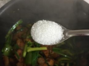 加入一小勺糖调味！(只是一点点糖，起到提味儿的作用，菜里面是吃不出来的呢！介意的亲可以不放哦！)