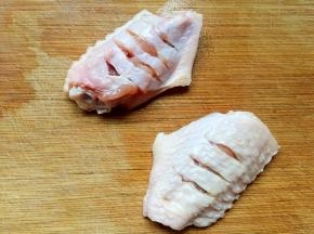用刀在鸡翅两面各划几刀便于入味。
