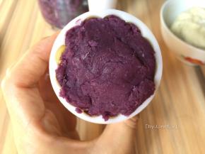 将1勺紫薯泥填充进模具中