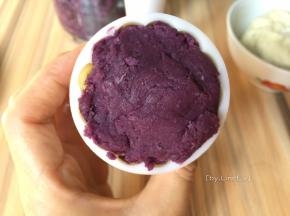 将1勺紫薯泥填充进模具中