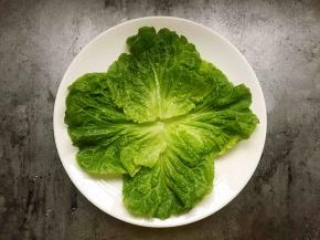 将生菜摆入盘中。