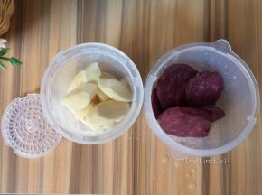 分别将紫薯、山药放入蒸笼中