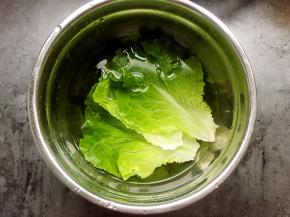 将生菜洗净用淡盐水浸泡一会儿杀菌。