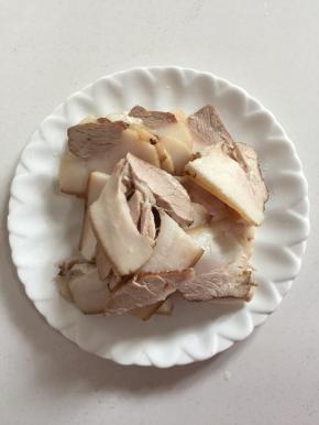 熟猪肉切成片备用！(今天的猪肉我把它清洗干净后放进电压力锅中加入香叶，八角，桂皮，草果，小茴香籽，生姜，花椒，干辣椒，红烧酱油和盐，加入刚好淹没过肉的水，按蒸键(3分钟时间)就可以了！肉煮好了不要急着拿出来，让电压力锅处于保温状态，把肉肉浸泡半天，会更加的入味儿哦！) 