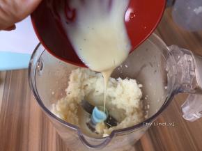 蒸熟的山药放入搅拌机中，倒入适量炼奶