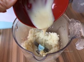 蒸熟的山药放入搅拌机中，倒入适量炼奶