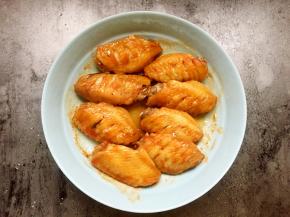 烤好的鸡翅如图。