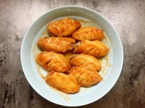 烤好的鸡翅如图。
