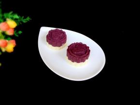 接着压实后挤出放置餐盘上，美美的营养辅食紫薯山药糕即可食用了

清甜细前糯，可口好消化，宝宝一手一个