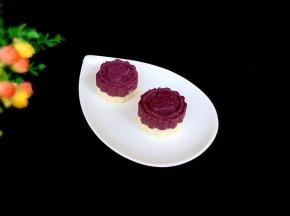 接着压实后挤出放置餐盘上，美美的营养辅食紫薯山药糕即可食用了

清甜细前糯，可口好消化，宝宝一手一个