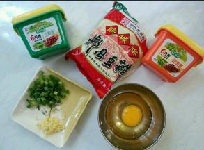 准备炸酱的材料。小葱、姜切末儿，鸡蛋磕开。