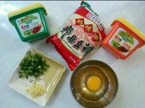 准备炸酱的材料。小葱、姜切末儿，鸡蛋磕开。