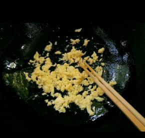 凉锅，凉油，下打散的鸡蛋，快速搅拌成絮。