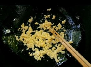 凉锅，凉油，下打散的鸡蛋，快速搅拌成絮。