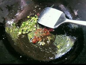 盛出鸡蛋，下姜末、葱花爆香，加入郫县豆瓣酱炒出红油，加入冰糖。