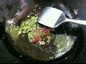 盛出鸡蛋，下姜末、葱花爆香，加入郫县豆瓣酱炒出红油，加入冰糖。