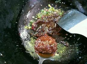 加入豆瓣酱、甜面酱，小火炒一会，加入适量清水。