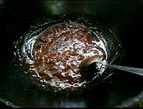 用勺子不停搅拌，以免酱汁糊锅底，炒一会后加入鸡蛋。