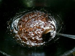 用勺子不停搅拌，以免酱汁糊锅底，炒一会后加入鸡蛋。