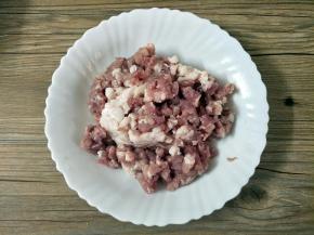 将三分肥七分瘦的猪肉剁成肉蓉(尽量剁碎点，我这个太大了)