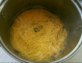 起锅做水，水开放入面条，面好捞出控水。