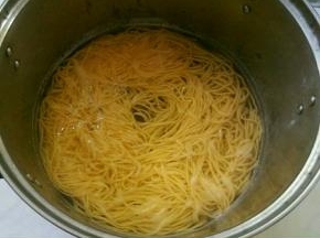 起锅做水，水开放入面条，面好捞出控水。