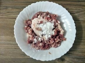 加入盐、糖、味精、生姜粉、淀粉、香油和清水